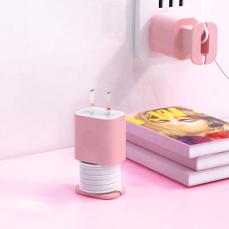 Silikoneopladerbeskytter i sort, grå, pink og hvid, beskytter opladeren mod stød og ridser.