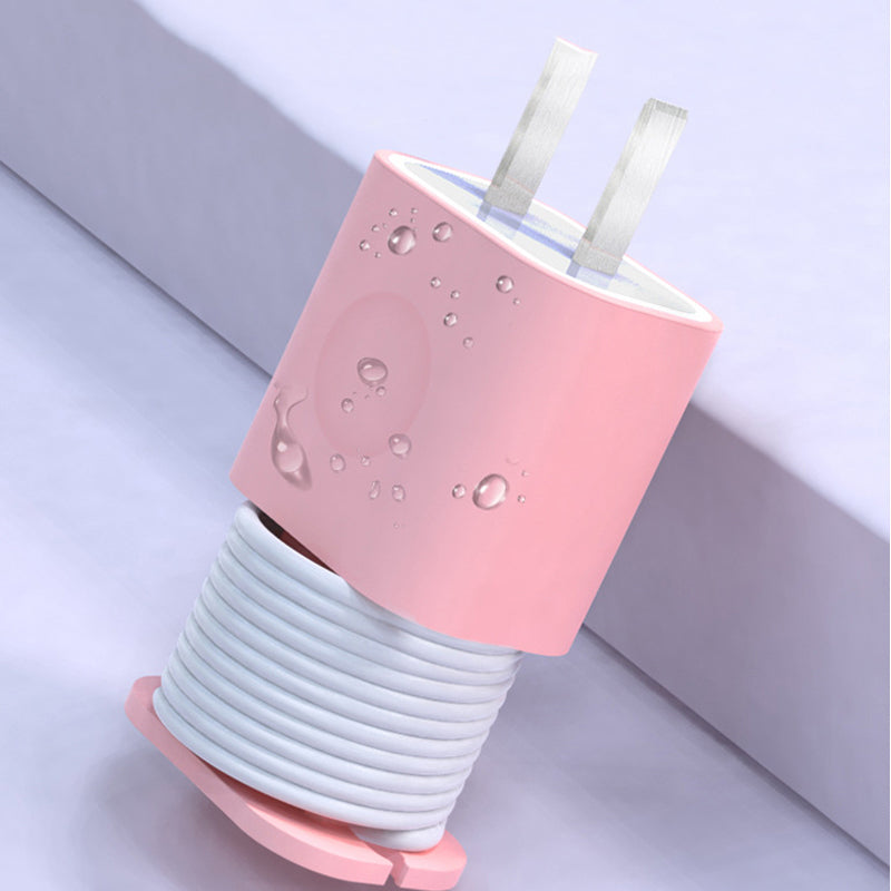 Silikoneopladerbeskytter i sort, grå, pink og hvid, beskytter opladeren mod stød og ridser.