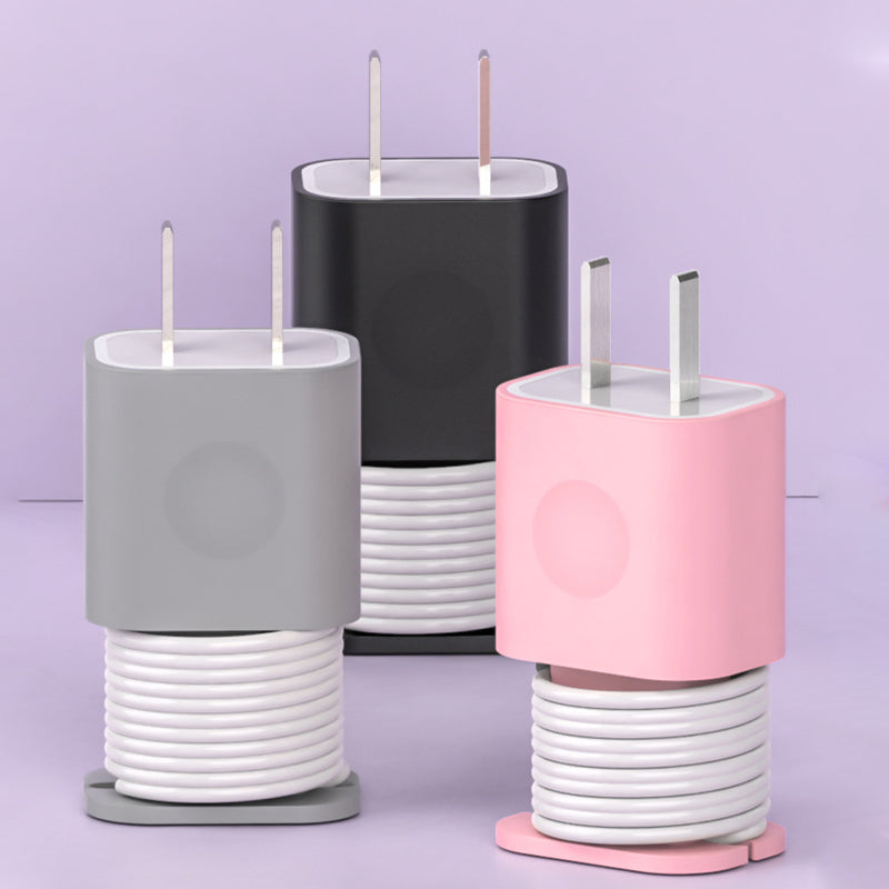 Silikoneopladerbeskytter i sort, grå, pink og hvid, beskytter opladeren mod stød og ridser.