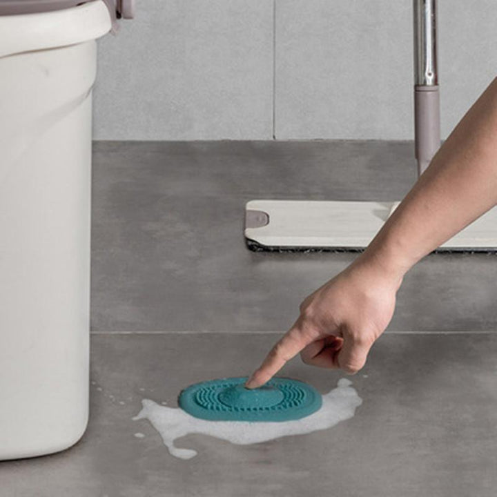 Silikone afløbsprop i fire farver, med enestående fleksibelt design, velegnet til badeværelse eller køkken.