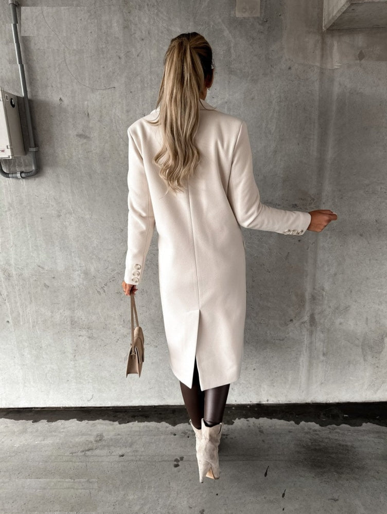 Skandinavisk dame vinterjakke, beige, minimalistisk design, varm og maskinvaskbar, stilfuldt look.