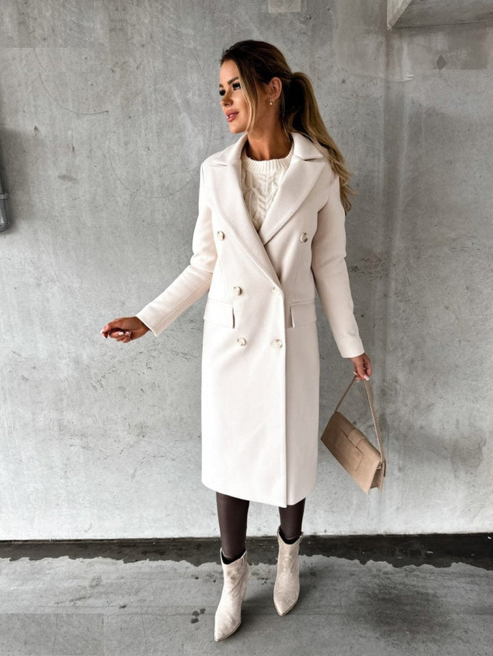 Skandinavisk dame vinterjakke, beige, minimalistisk design, varm og maskinvaskbar, stilfuldt look.