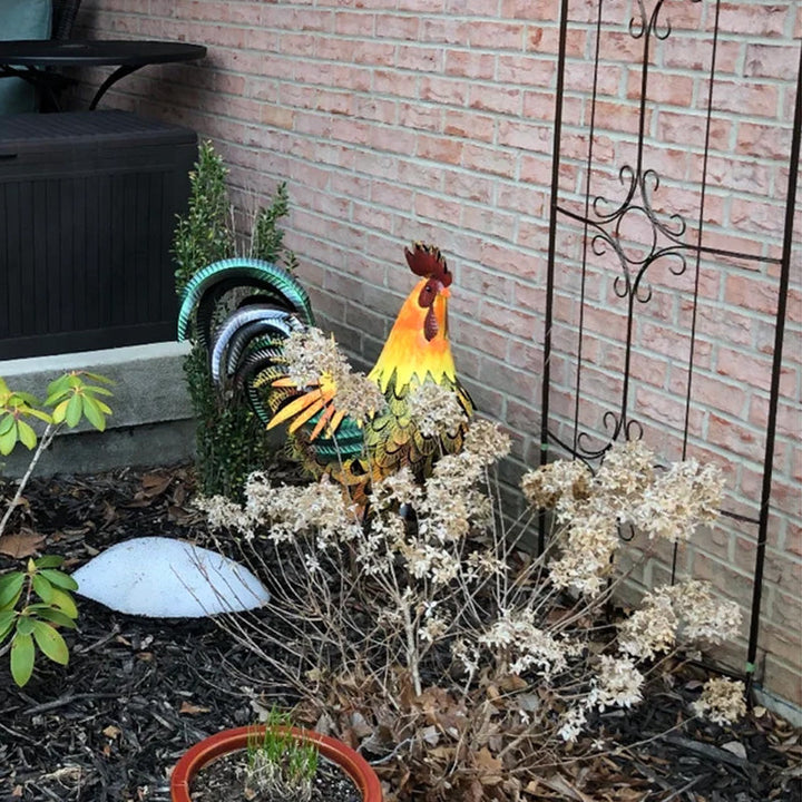 Vejrbestandig metalhane, rød kam, blågule fjer, havedekoration, levende farve og håndmalet detalje.