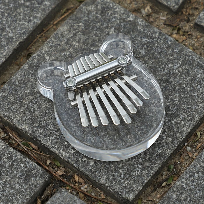 Mini peukalopiano, kompakti ja tyylikäs soitin, joka tuo iloa sorminäppäilyyn. Mahonkinen kotelo ja metallihampaat.