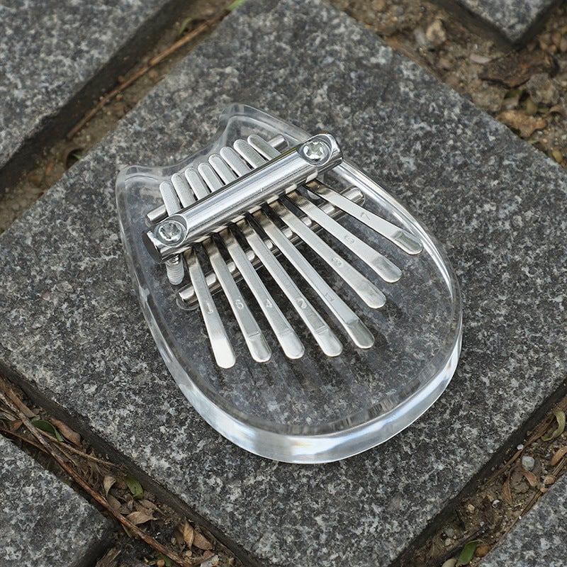Mini peukalopiano, kompakti ja tyylikäs soitin, joka tuo iloa sorminäppäilyyn. Mahonkinen kotelo ja metallihampaat.