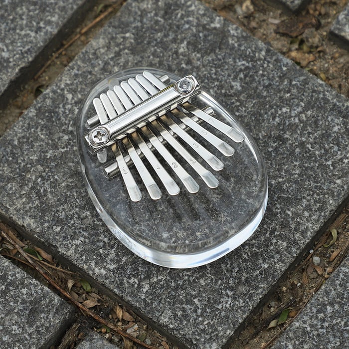Mini peukalopiano, kompakti ja tyylikäs soitin, joka tuo iloa sorminäppäilyyn. Mahonkinen kotelo ja metallihampaat.