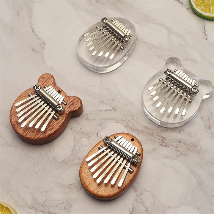 Mini peukalopiano, kompakti ja tyylikäs soitin, joka tuo iloa sorminäppäilyyn. Mahonkinen kotelo ja metallihampaat.