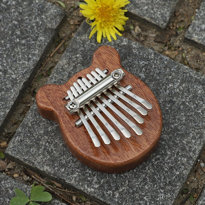 Mini peukalopiano, kompakti ja tyylikäs soitin, joka tuo iloa sorminäppäilyyn. Mahonkinen kotelo ja metallihampaat.