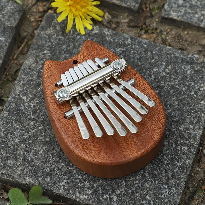 Mini peukalopiano, kompakti ja tyylikäs soitin, joka tuo iloa sorminäppäilyyn. Mahonkinen kotelo ja metallihampaat.