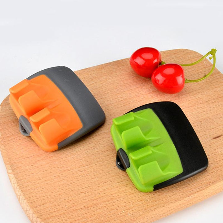 Innovativ skrællekniv med fingerdesign, orange og grøn, ergonomisk og holdbar, nem til skrælning af frugt og grøntsager, 6.5 cm.