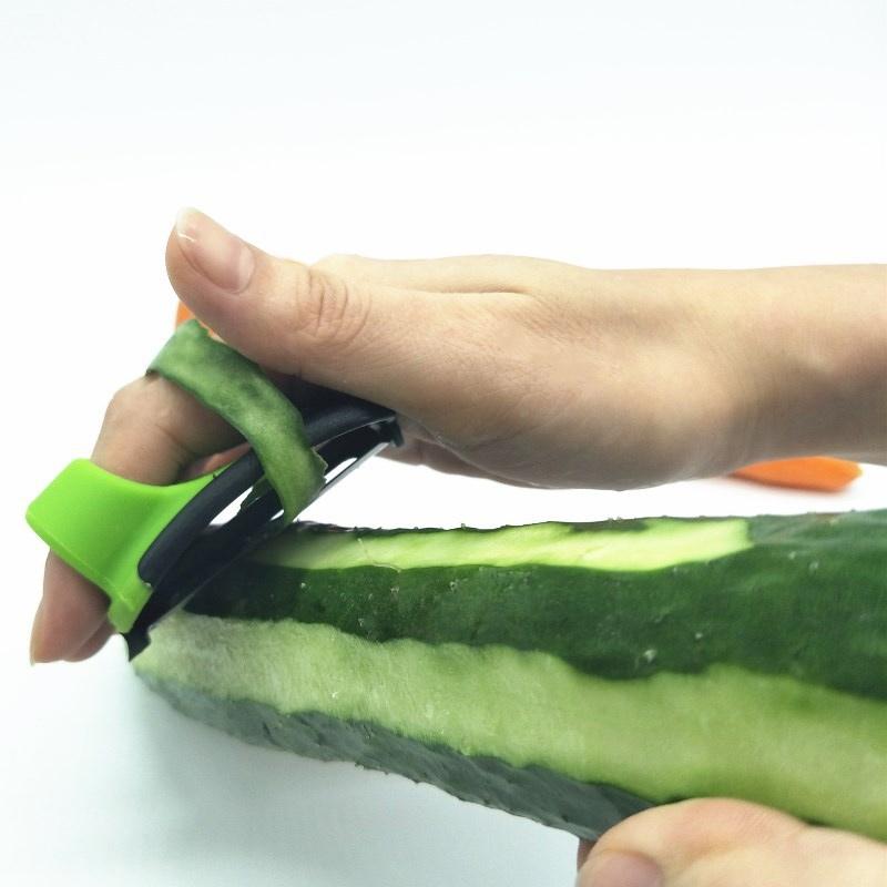 Innovativ skrællekniv med fingerdesign, orange og grøn, ergonomisk og holdbar, nem til skrælning af frugt og grøntsager, 6.5 cm.