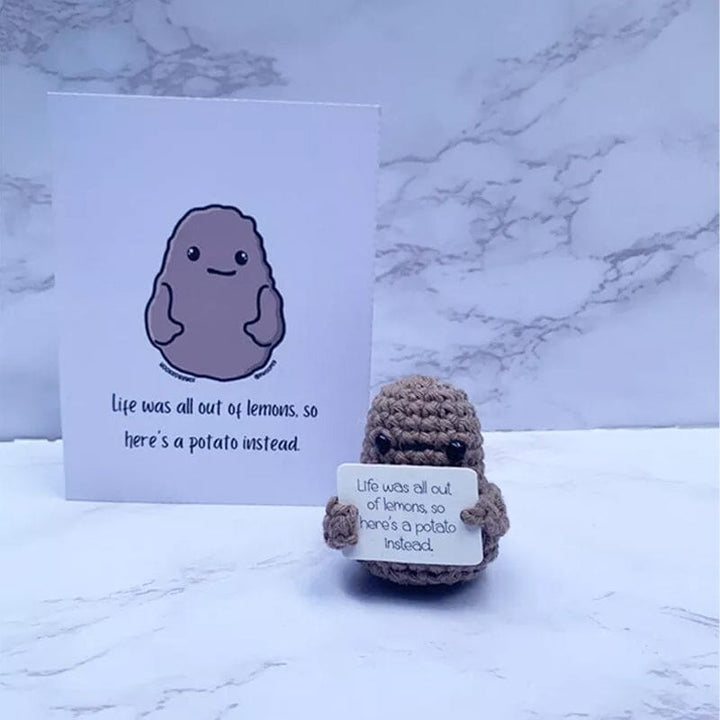 Söpö neulottu perunanukke, käsintehty, korkealaatuista lankaa, kirkas ja värikäs, piristää ja rauhoittaa.