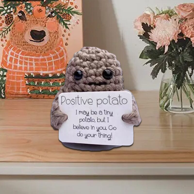 Söpö neulottu perunanukke, käsintehty, korkealaatuista lankaa, kirkas ja värikäs, piristää ja rauhoittaa.