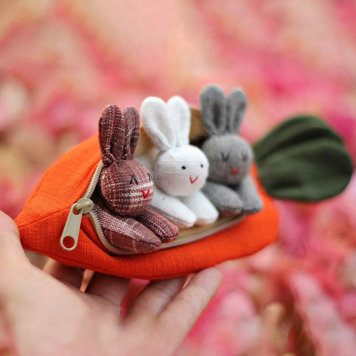 Sød orange gulerodstaske med tre harer, et forårs-accessory til påsken. Bomuldstaske fotograferet forfra.