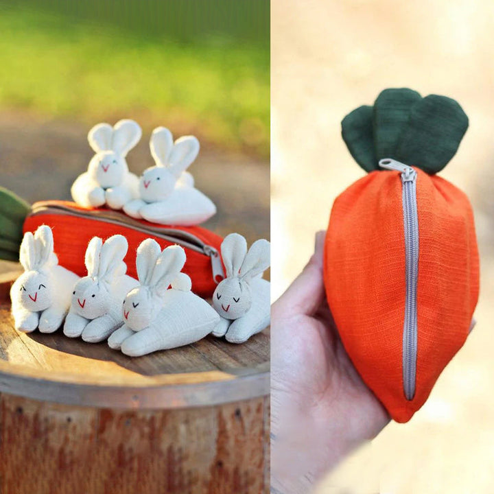 Sød orange gulerodstaske med tre harer, et forårs-accessory til påsken. Bomuldstaske fotograferet forfra.