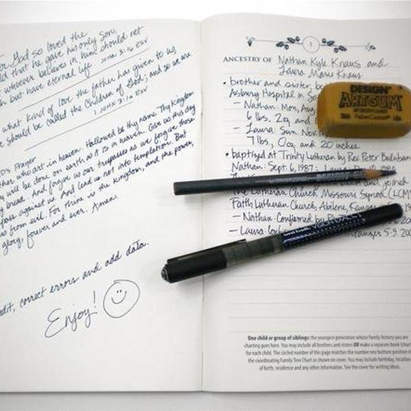 Slægtsbog, en smuk håndgribelig notesbog til at organisere og gemme din slægtshistorie.