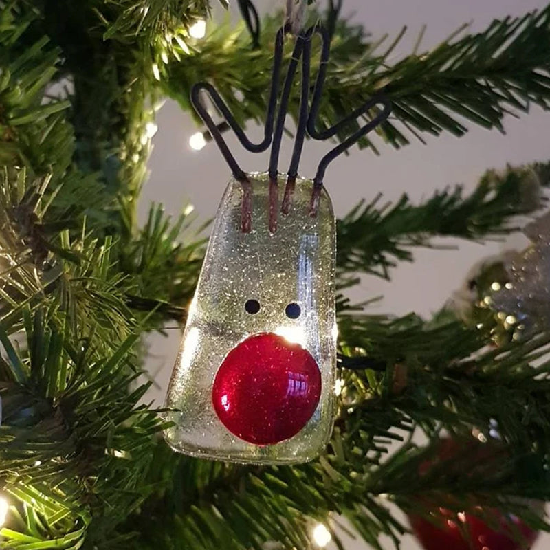 Elegant flettet glas juletræspynt i flerfarvet, reflekterende lys, en sofistikeret tilføjelse til festlig dekoration.