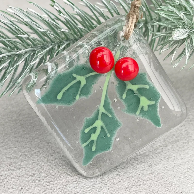 Elegant flettet glas juletræspynt i flerfarvet, reflekterende lys, en sofistikeret tilføjelse til festlig dekoration.