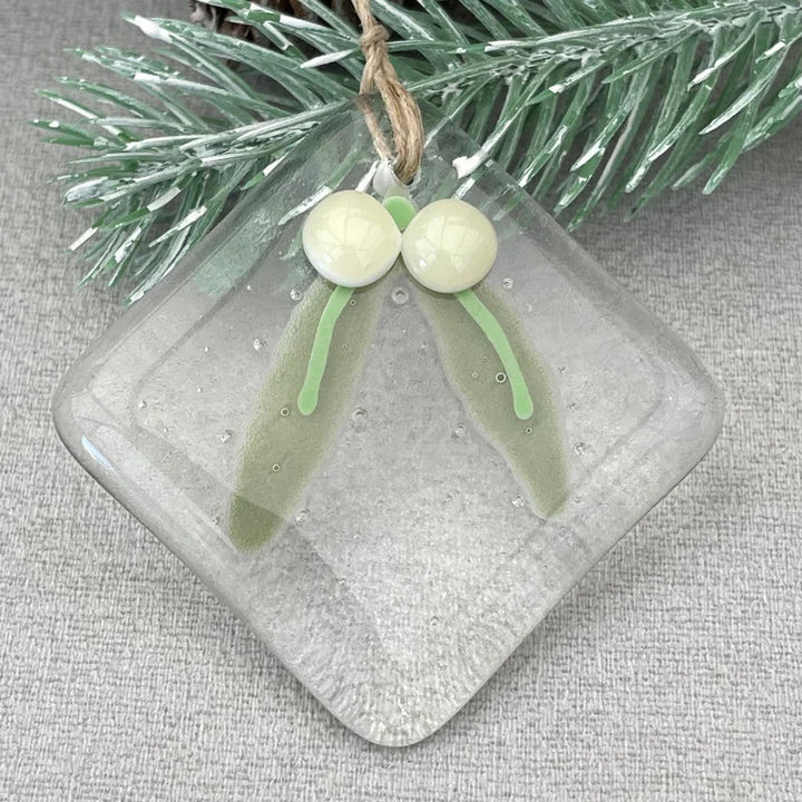Elegant flettet glas juletræspynt i flerfarvet, reflekterende lys, en sofistikeret tilføjelse til festlig dekoration.