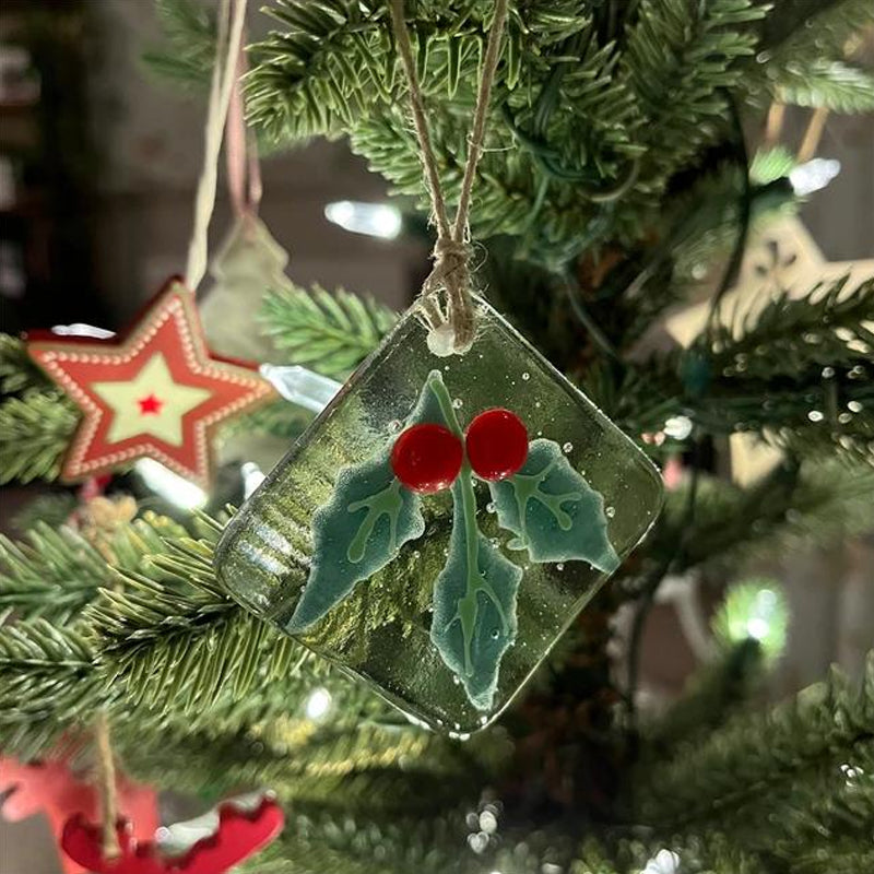 Elegant flettet glas juletræspynt i flerfarvet, reflekterende lys, en sofistikeret tilføjelse til festlig dekoration.