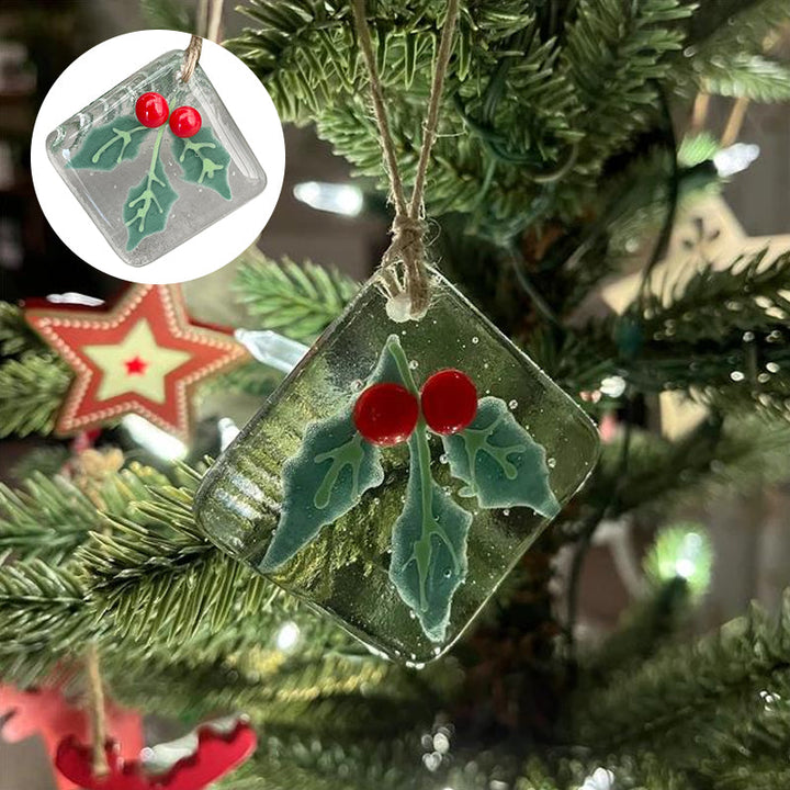 Elegant flettet glas juletræspynt i flerfarvet, reflekterende lys, en sofistikeret tilføjelse til festlig dekoration.