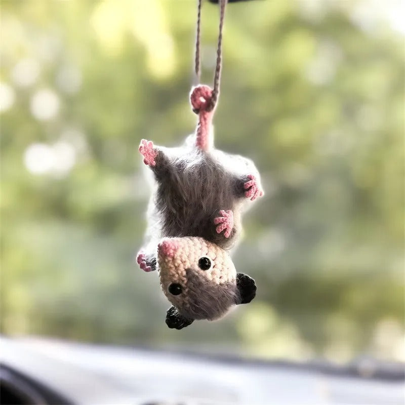 Sød håndlavet possum bilvedhæng, garn, dekorativ, udtryksfulde øjne, iøjnefaldende bilpynt