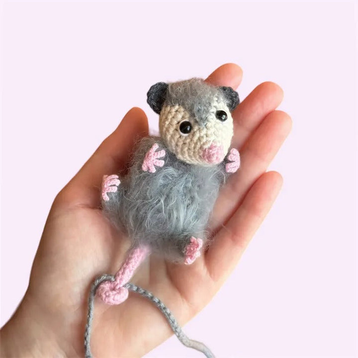 Sød håndlavet possum bilvedhæng, garn, dekorativ, udtryksfulde øjne, iøjnefaldende bilpynt