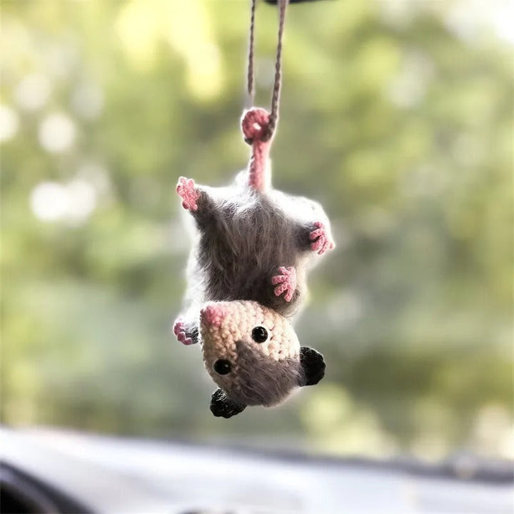Sød håndlavet possum bilvedhæng, garn, dekorativ, udtryksfulde øjne, iøjnefaldende bilpynt