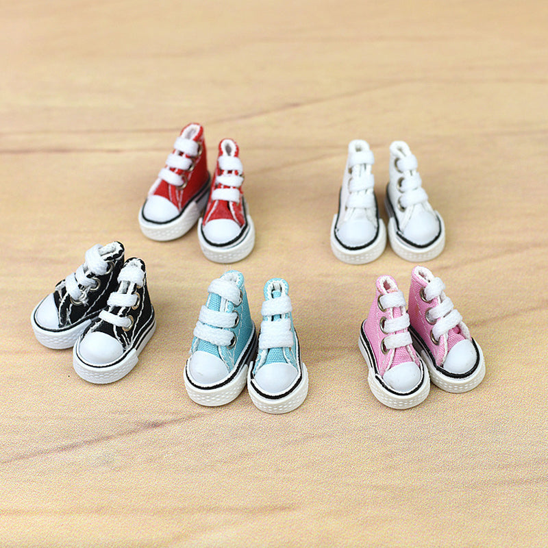 Søde børne mini sko til legetøj-nøglering, i forskellige farver. Realistisk form, miniature sneakers.