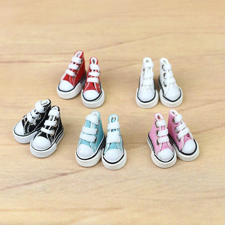 Søde børne mini sko til legetøj-nøglering, i forskellige farver. Realistisk form, miniature sneakers.