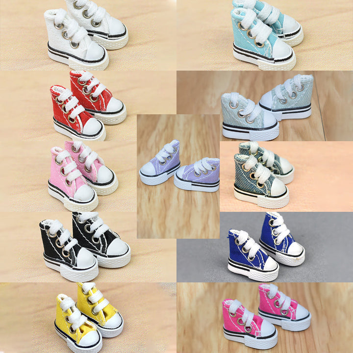 Søde børne mini sko til legetøj-nøglering, i forskellige farver. Realistisk form, miniature sneakers.