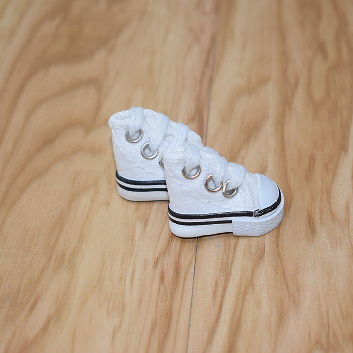 Søde børne mini sko til legetøj-nøglering, i forskellige farver. Realistisk form, miniature sneakers.
