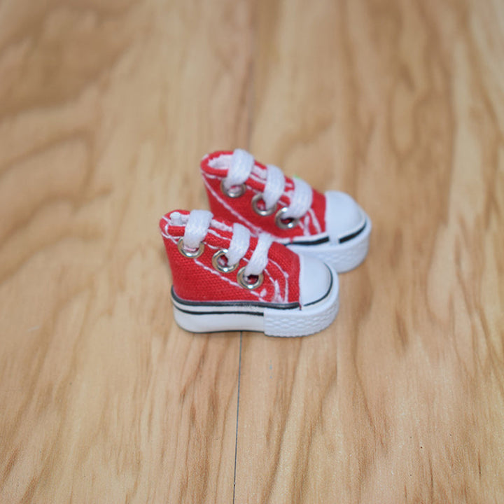 Søde børne mini sko til legetøj-nøglering, i forskellige farver. Realistisk form, miniature sneakers.