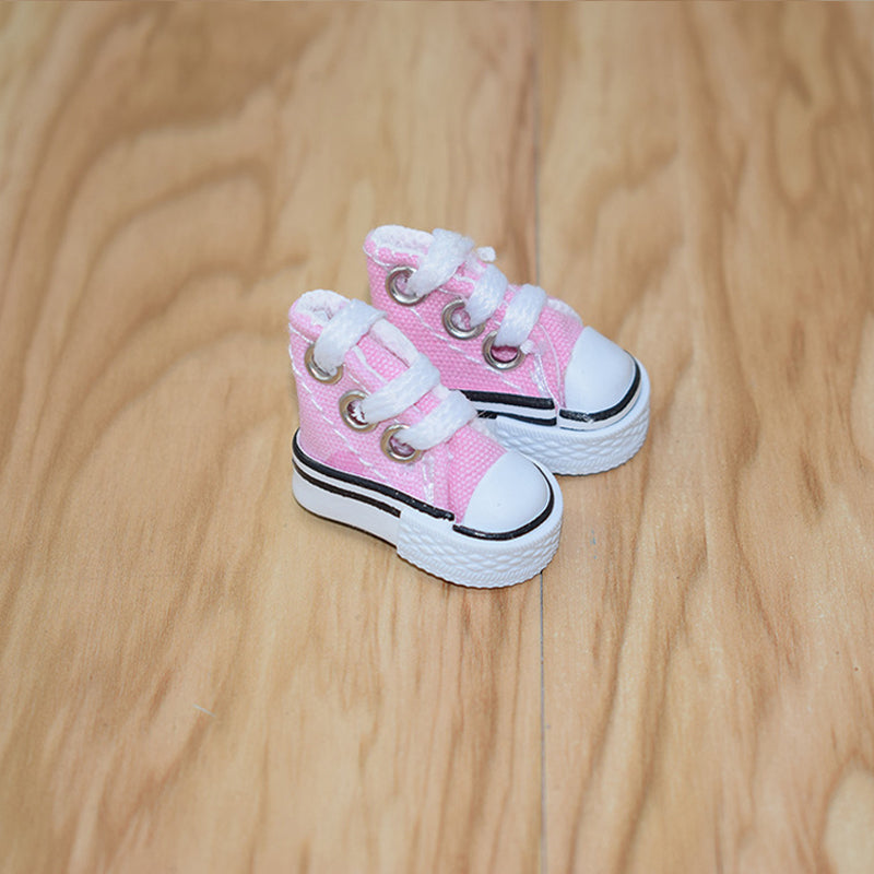 Søde børne mini sko til legetøj-nøglering, i forskellige farver. Realistisk form, miniature sneakers.