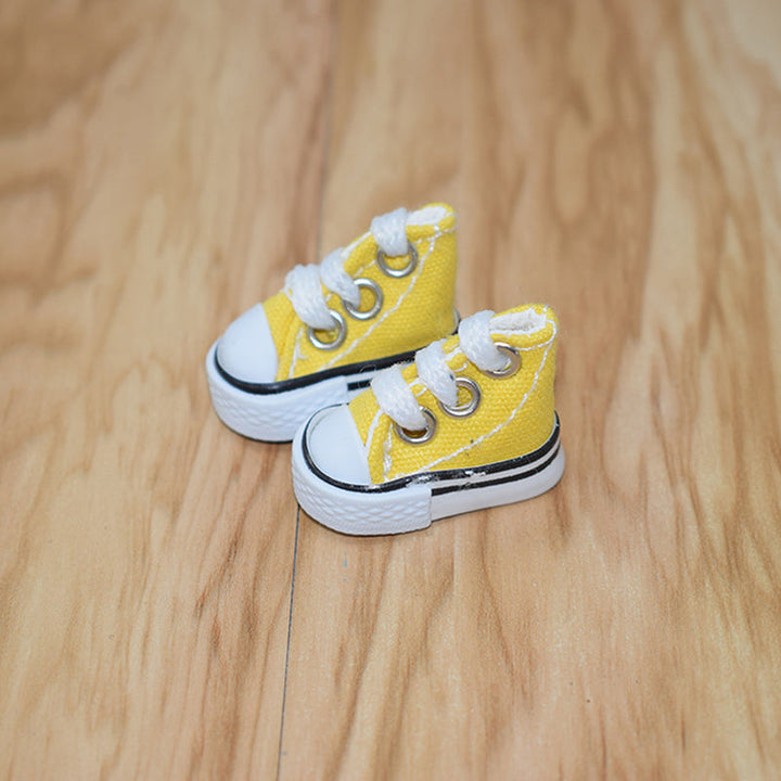 Søde børne mini sko til legetøj-nøglering, i forskellige farver. Realistisk form, miniature sneakers.