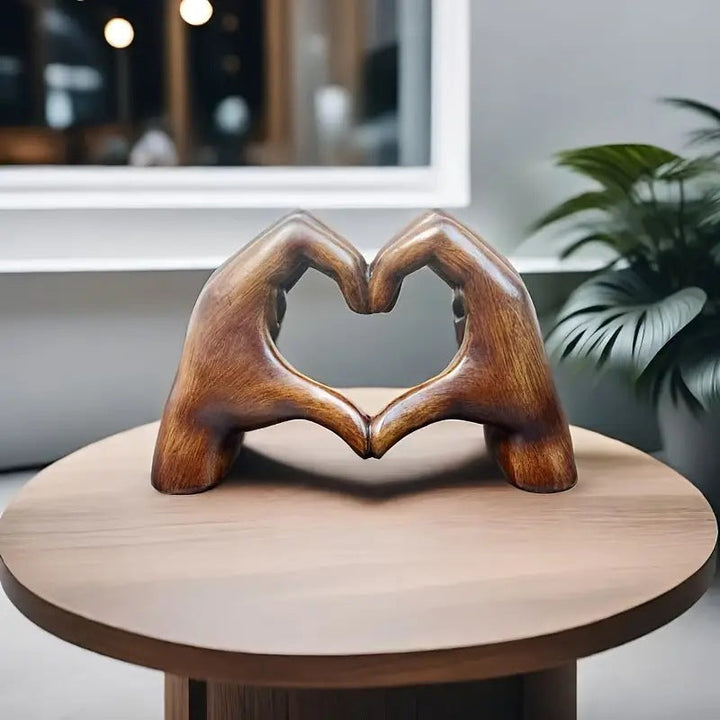 Hjerteformet skulptur, trælook, syntetisk harpiks, moderne dekoration, symboliserer kærlighed, gaveidé til kvinder.
