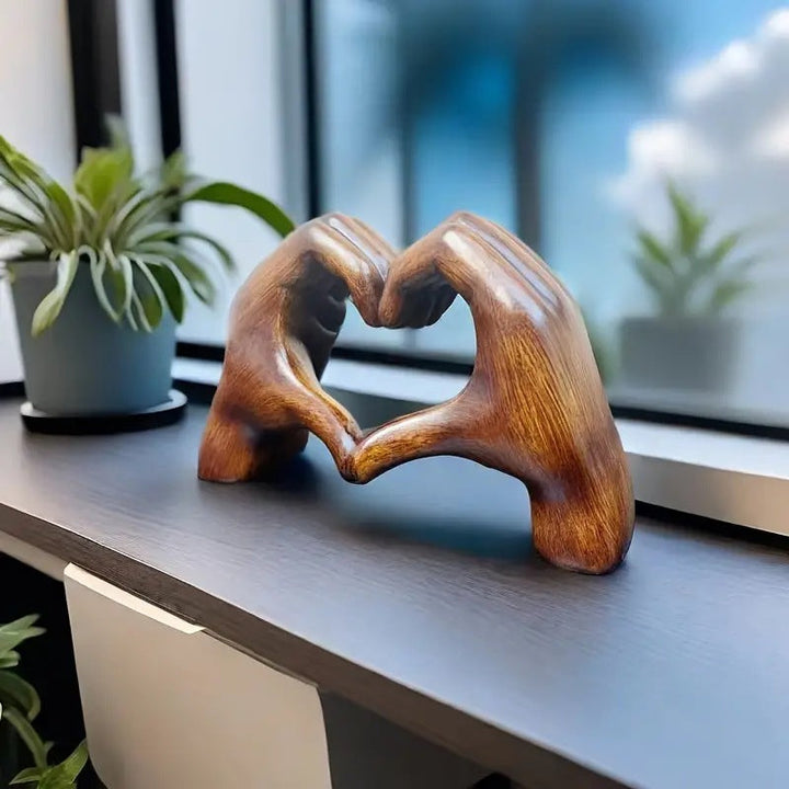 Hjerteformet skulptur, trælook, syntetisk harpiks, moderne dekoration, symboliserer kærlighed, gaveidé til kvinder.