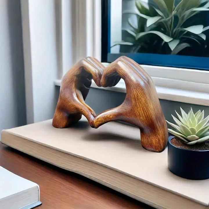 Hjerteformet skulptur, trælook, syntetisk harpiks, moderne dekoration, symboliserer kærlighed, gaveidé til kvinder.