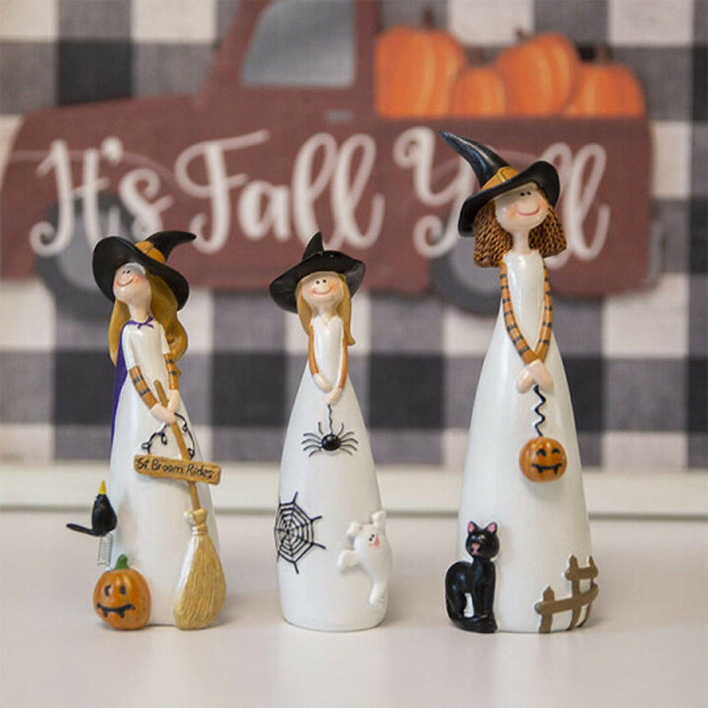 Kunstfærdigt detaljerede Halloween heksedekorationer med høje spidse hatte, en sort kat og et græskar til boligdekoration.