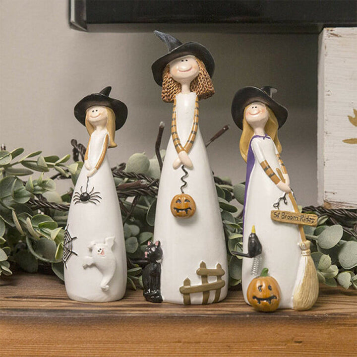 Kunstfærdigt detaljerede Halloween heksedekorationer med høje spidse hatte, en sort kat og et græskar til boligdekoration.