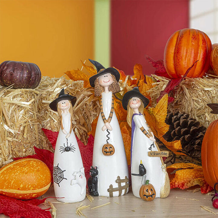 Kunstfærdigt detaljerede Halloween heksedekorationer med høje spidse hatte, en sort kat og et græskar til boligdekoration.
