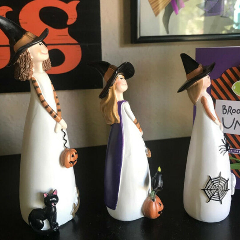 Kunstfærdigt detaljerede Halloween heksedekorationer med høje spidse hatte, en sort kat og et græskar til boligdekoration.