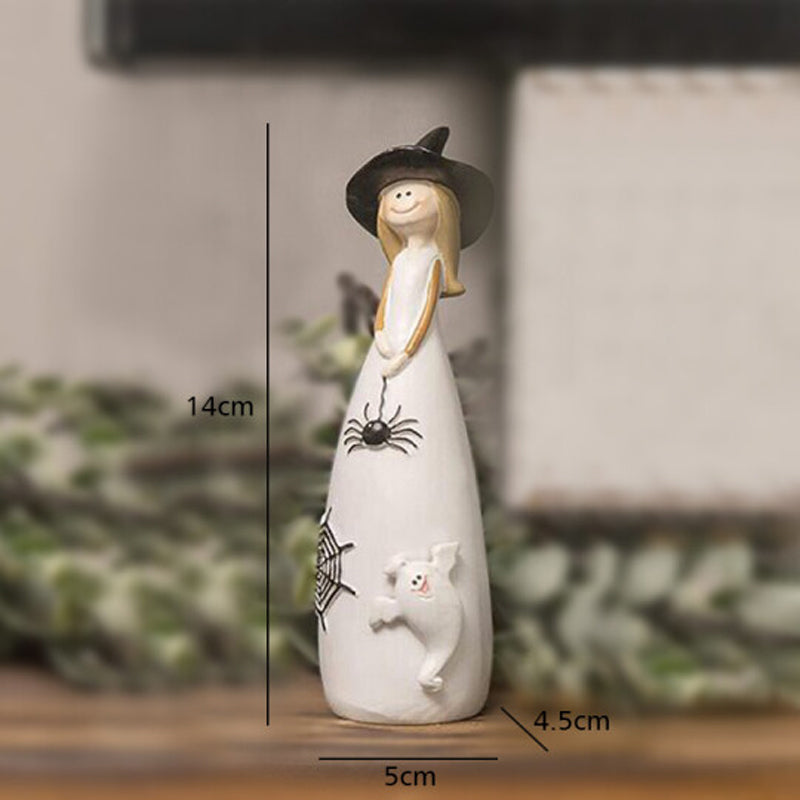 Kunstfærdigt detaljerede Halloween heksedekorationer med høje spidse hatte, en sort kat og et græskar til boligdekoration.