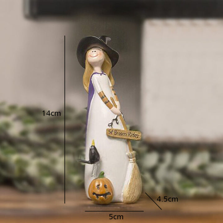 Kunstfærdigt detaljerede Halloween heksedekorationer med høje spidse hatte, en sort kat og et græskar til boligdekoration.