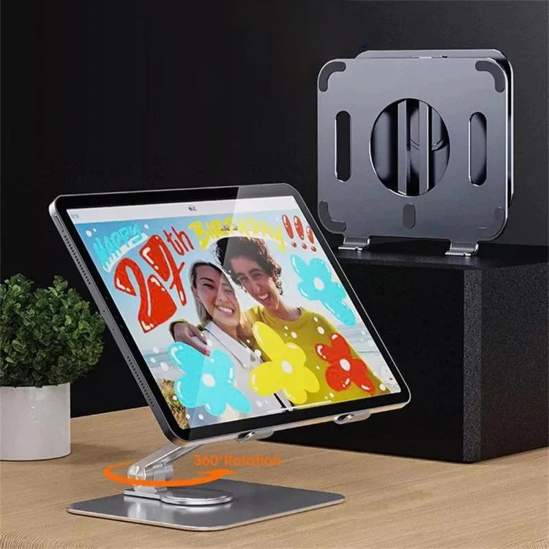 Sammenklappelig og drejelig iPad-holder i aluminium, grå, præsenteret på et bord, 360° justerbarhed, ergonomisk design og holdbar.