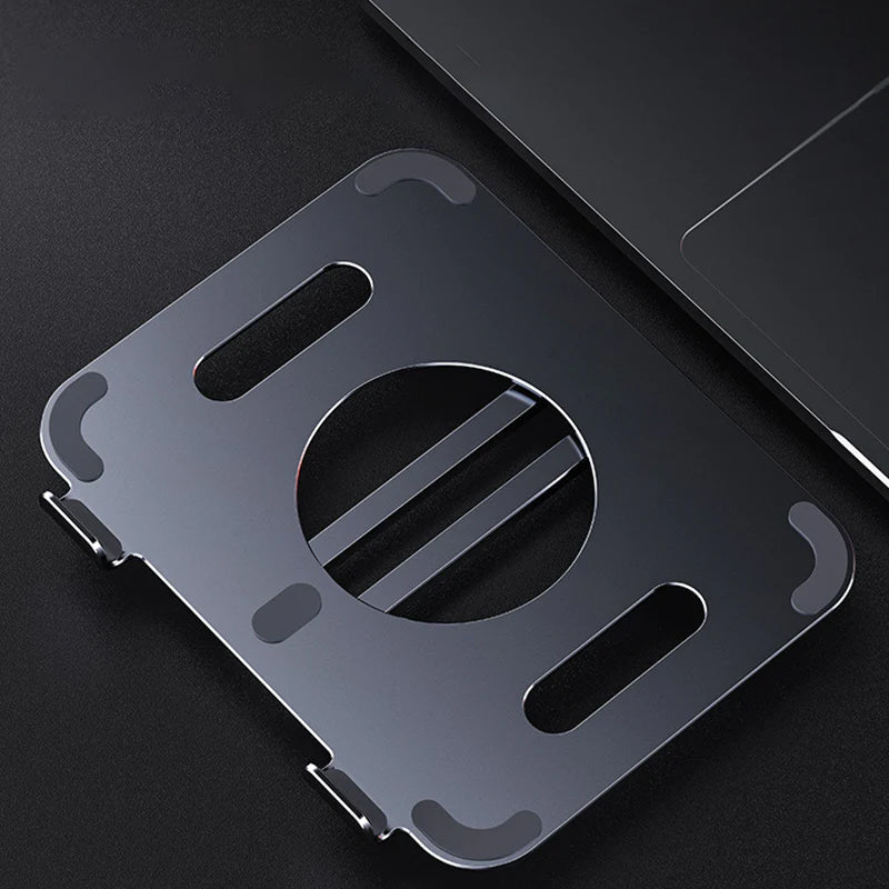 Sammenklappelig og drejelig iPad-holder i aluminium, grå, præsenteret på et bord, 360° justerbarhed, ergonomisk design og holdbar.