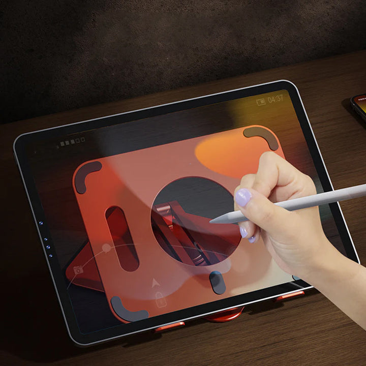 Sammenklappelig og drejelig iPad-holder i aluminium, grå, præsenteret på et bord, 360° justerbarhed, ergonomisk design og holdbar.