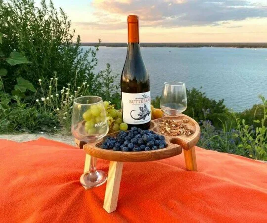 Taitettava puinen viinipöytä, lisätty lasiteline, elegantti käsityö, täydellinen viinin ja juustojen tarjoiluun.