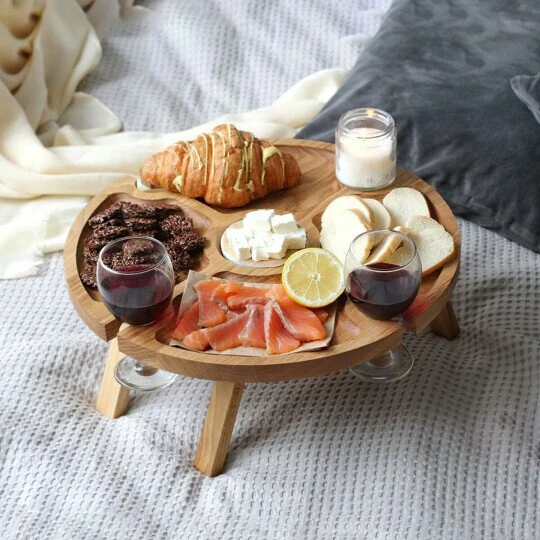 Taitettava puinen viinipöytä, lisätty lasiteline, elegantti käsityö, täydellinen viinin ja juustojen tarjoiluun.