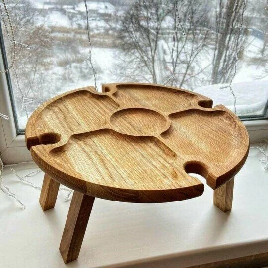 Taitettava puinen viinipöytä, lisätty lasiteline, elegantti käsityö, täydellinen viinin ja juustojen tarjoiluun.